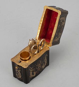 OMPELURASIA, kilpikonnankuorta ja kullattuja metalliosia, 1800-luku.