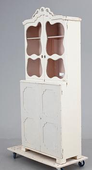 VITRINSKÅP, 1800/1900-tal.