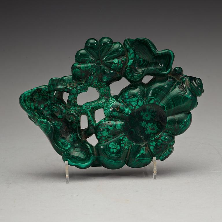 A malachite brush washer in the shape of lotus and lingzhi, Qing dynasty (1664-1912).