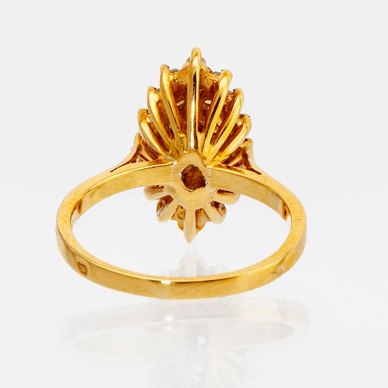 RING 18k gold emeralds and brilliant-cut diamonds approx 0,15 ct in total.