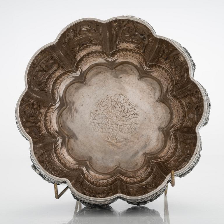 A silver bowl, India around 1900/ first half of the 20th century.