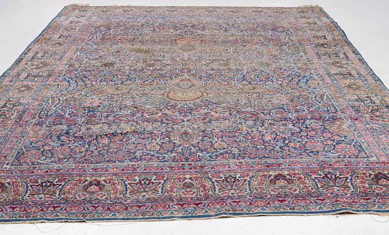 An antique Kirman carpet, ca 410 x 290 cm.