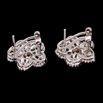 ÖRHÄNGEN, 1 par, 18 k vitguld, briljant och baguetteslipade diamanter tot ca 0.87 ct.