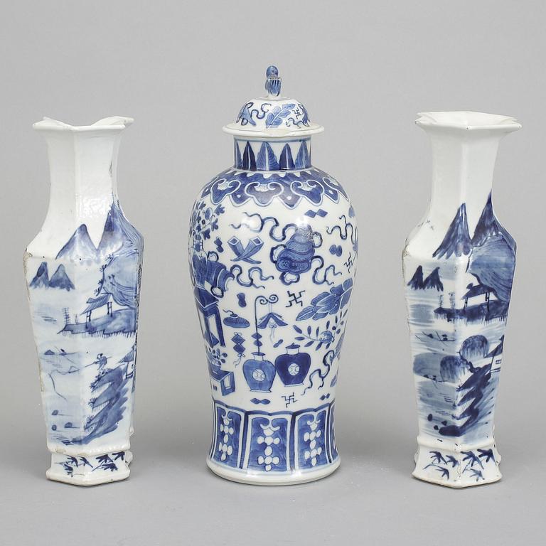 LOCKURNA samt VASER, 2 st, porslin, Kina. 1800/1900-tal.