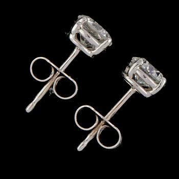 ÖRHÄNGEN, 18K vitguld med briljantslipade diamanter, 1.40 ct. Vikt 0,8 g.