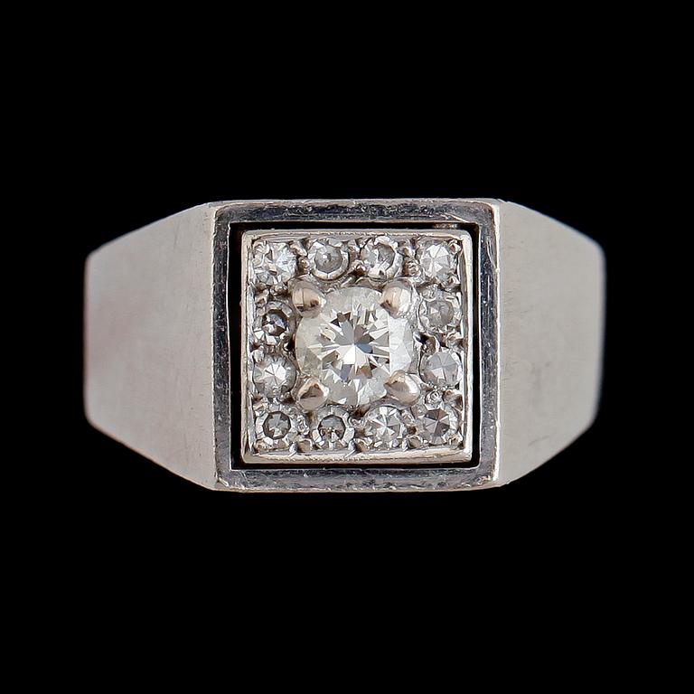 RING, 18K vitguld, med diamanter tot ca 0.47 ct.