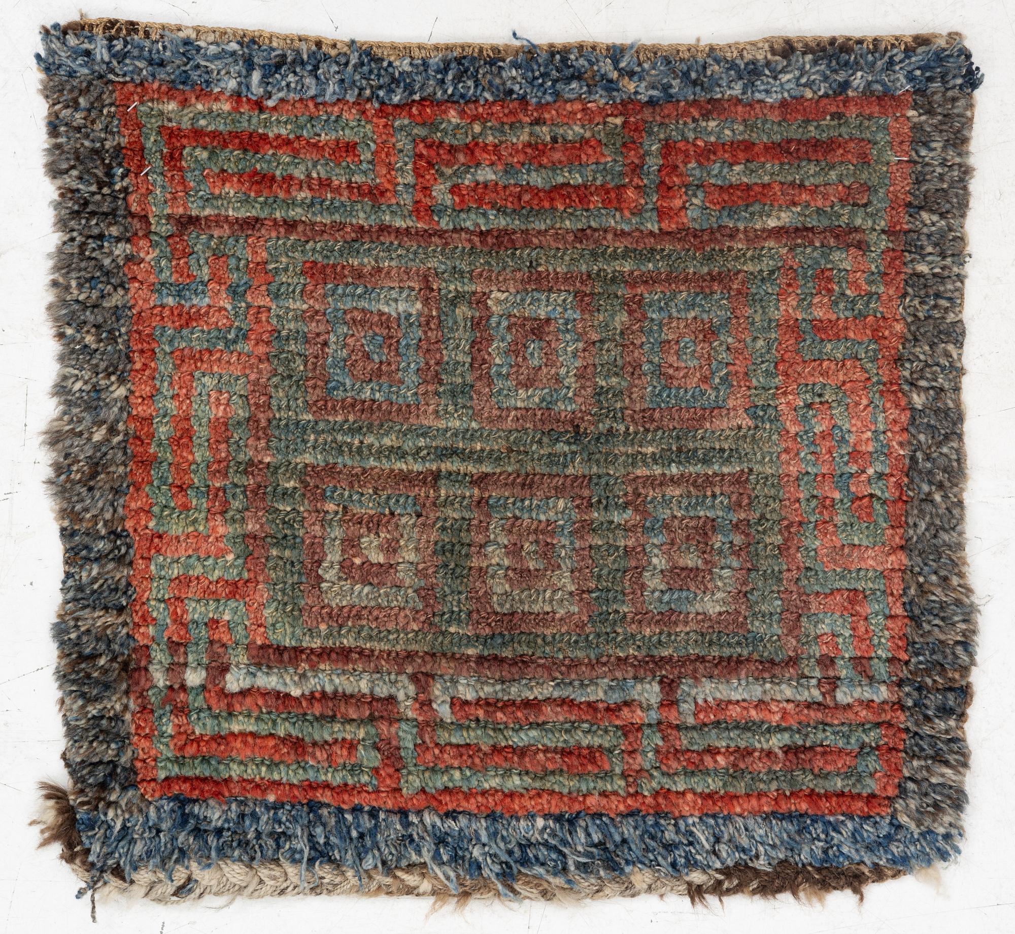 Matta, antik sk "Khagangma" Wangden, Tibet, ca 62 x 68 cm.