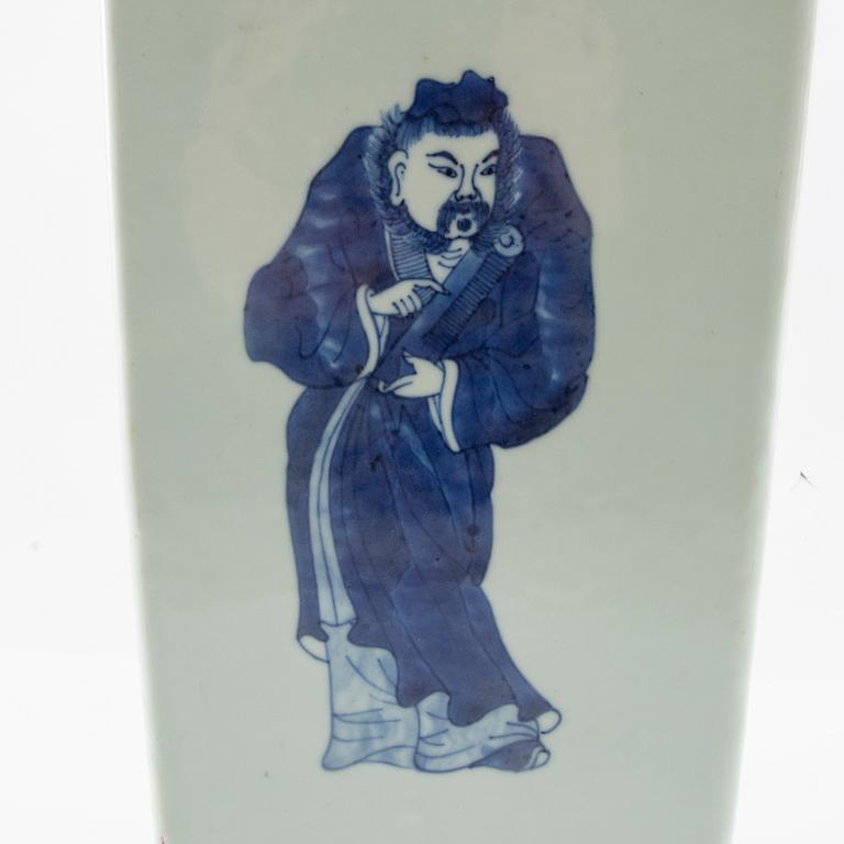 A blue and white vase, late Qing dynasty/20th century.