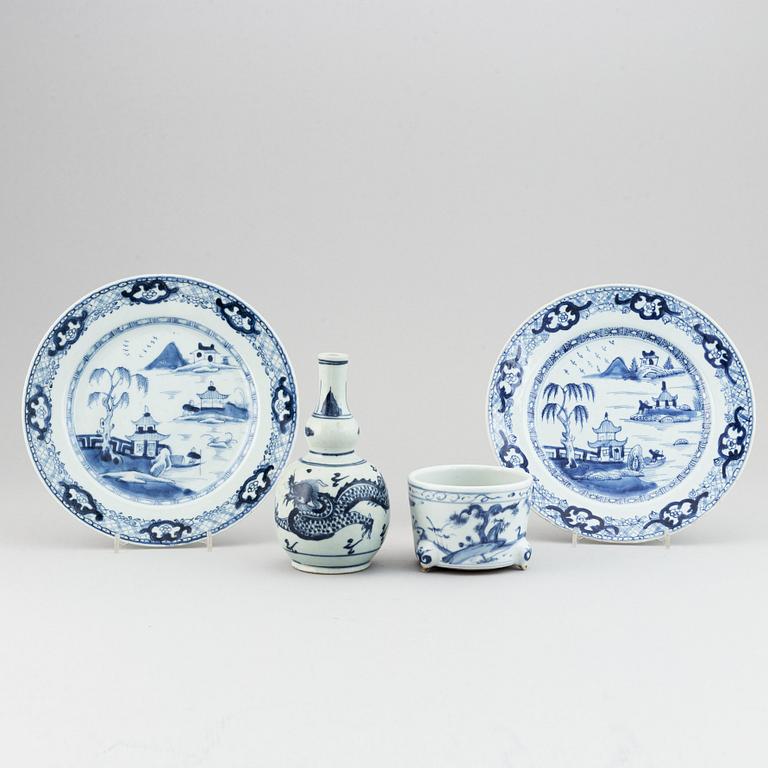 A blue and white censer, vase and two dinner plates, China, 18th/20th Century.