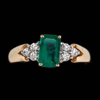 RING, 18k guld med smaragd samt briljantslipade diamanter. Vikt 3 g.