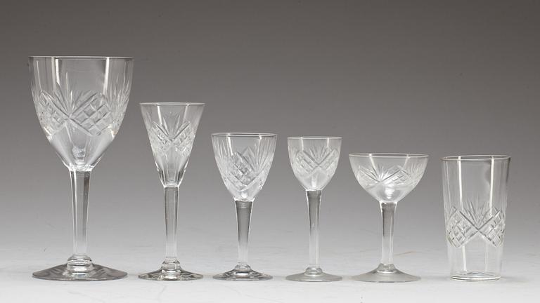 SERVISDELAR, ca 70 delar. Glas, 1900-talets första hälft.