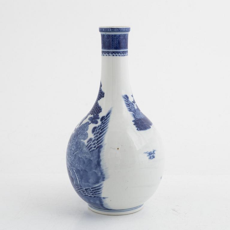 A Chinese blue and white porcelain flask, Qng dynasty, Qianlong (1736-95).