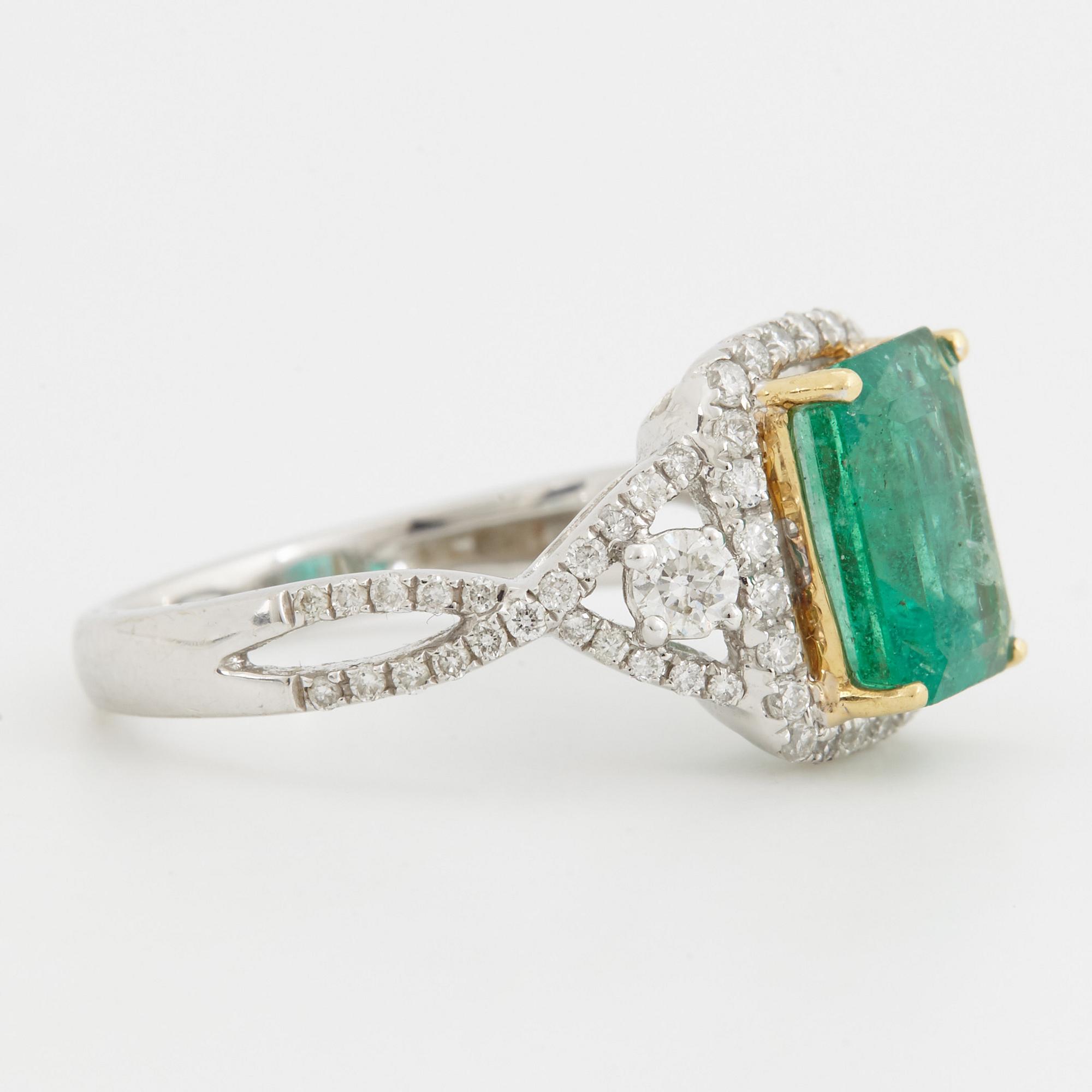 RING, med smaragd ca 2.20 ct samt briljantslipade diamanter ca 0.55 ct.