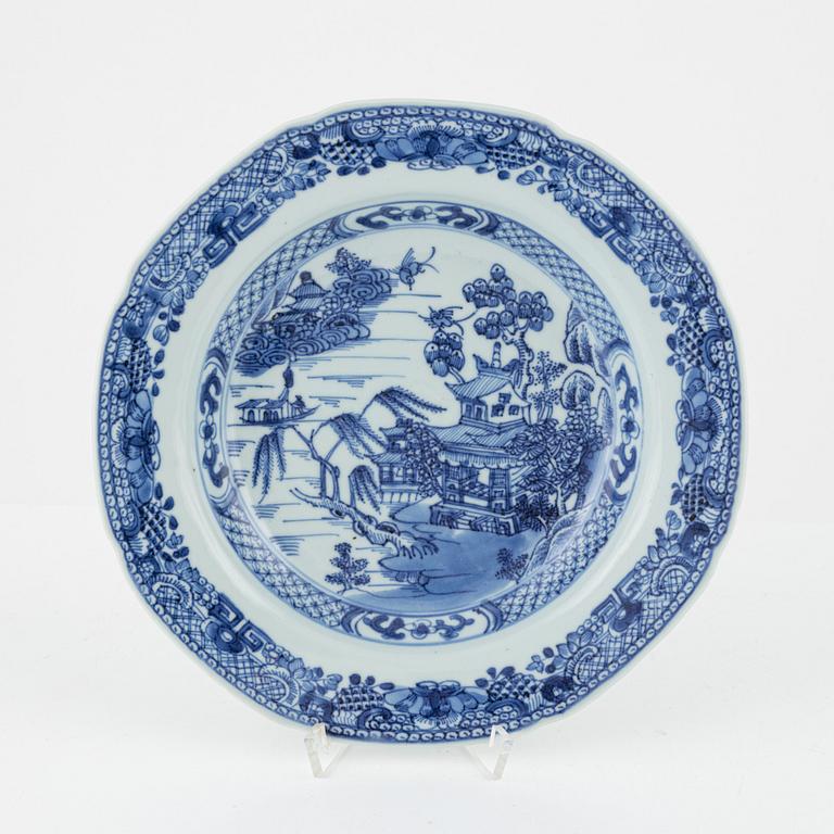 Servisdelar, porslin, 43 st, Kina, Qingdynastin, mestadels Qianlong (1735-95).