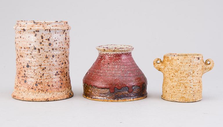 RAIJA TUUMI, maljakoita, 3 kpl, samottia, signeerattu  ARABIA, RT -61, 1970, 1972.