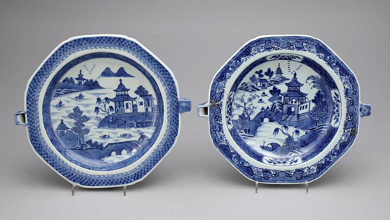 VÄRMETALLRIKAR, 2 st, porslin, Kina, Jiaqing, (1796-1820).