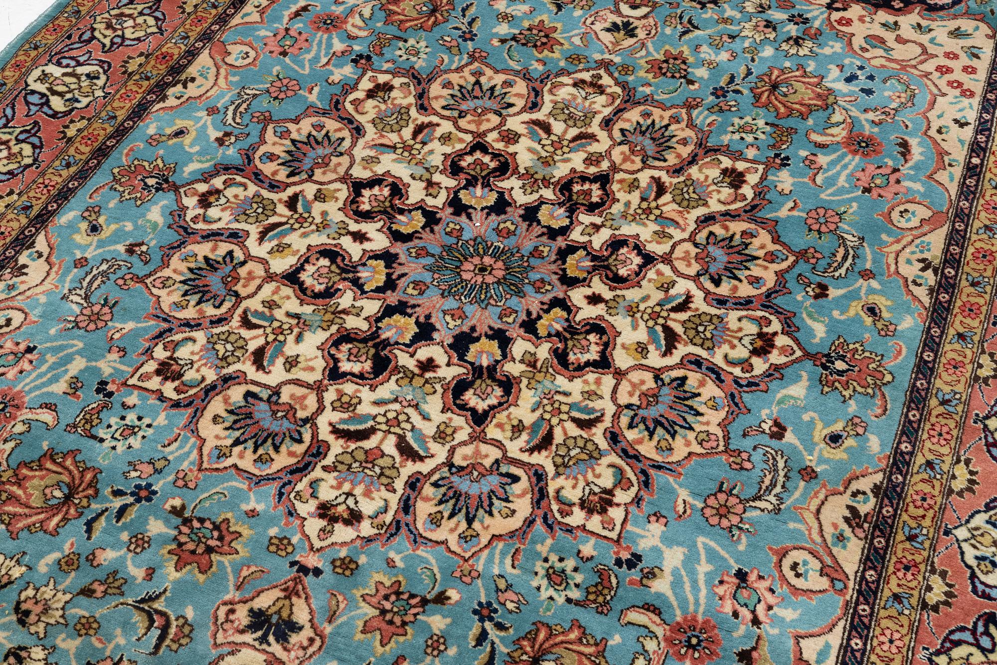 Matta, persisk, ca 330 x 225 cm.