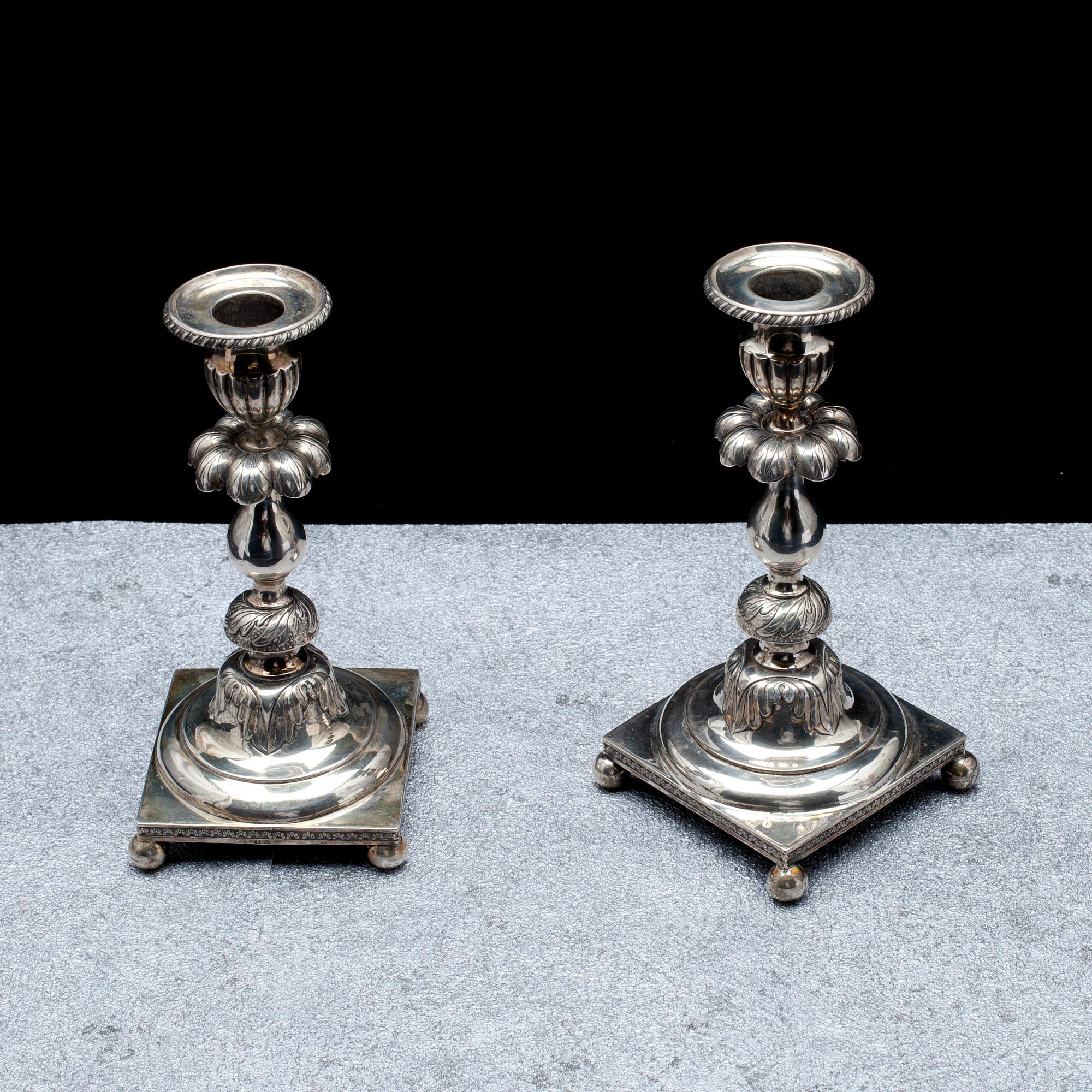 KYNTTILÄNJALKAPARI, hopeaa, Olof Robert Lundgren, Turku. 1800-luvun loppu.