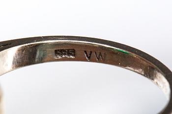 RING, 14 k vitguld med briljantslipade diamanter ca 0,90 samt smaragdslipad smaragd. Vikt ca 8 g.