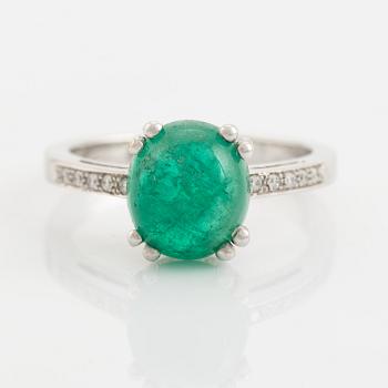 Ring med cabochonslipad smaragd och briljantslipade diamanter.