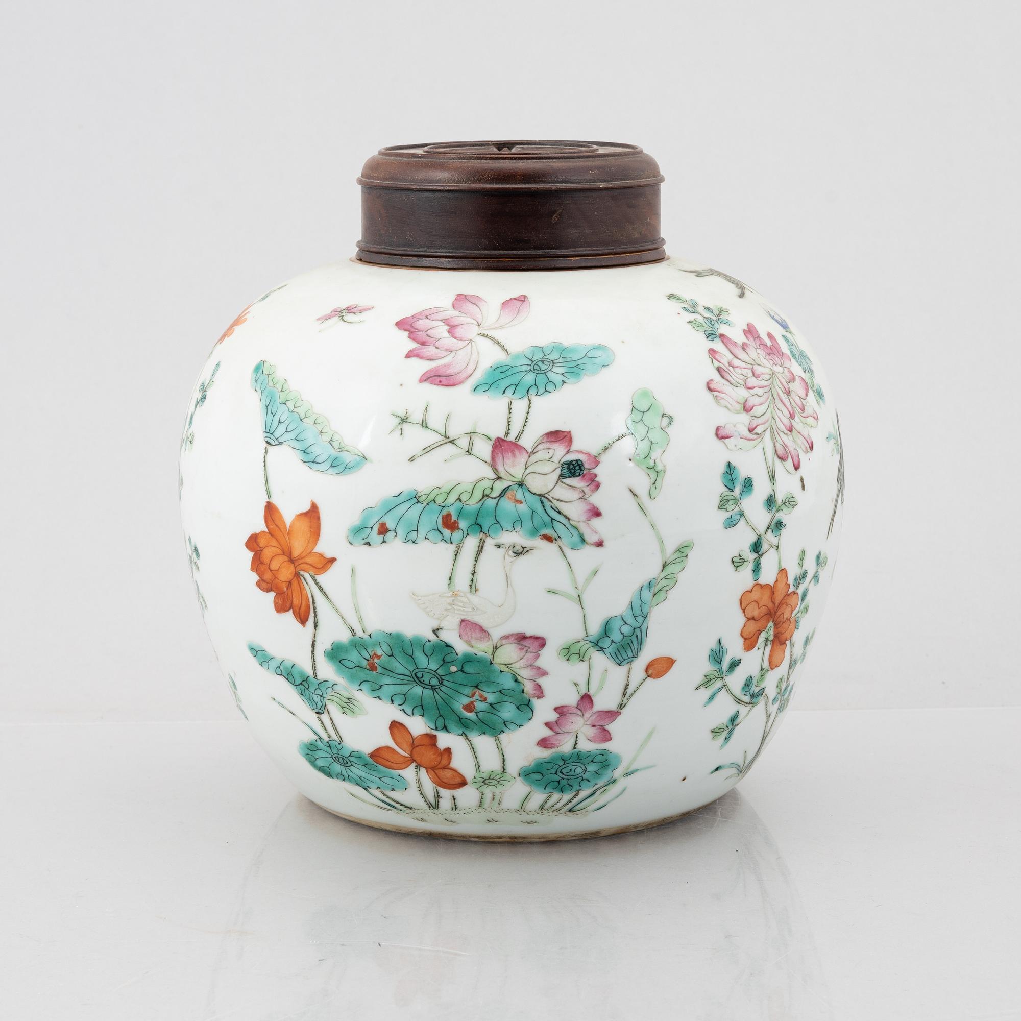 A Chinese famille rose porcelain jar, Qing dynasty.