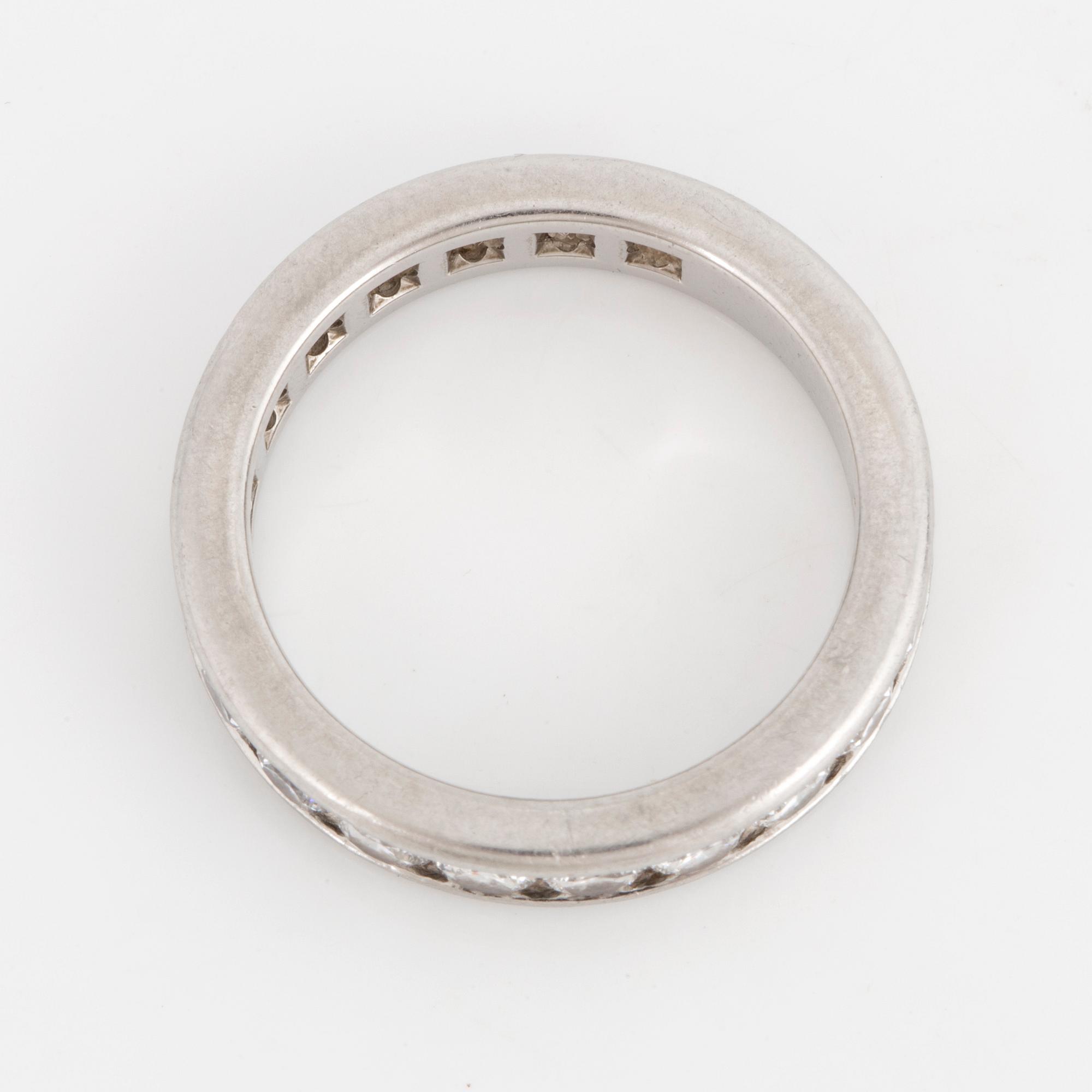 TIFFANY whole eternity ring, platinum with 20 diamonds approx 2 cts.