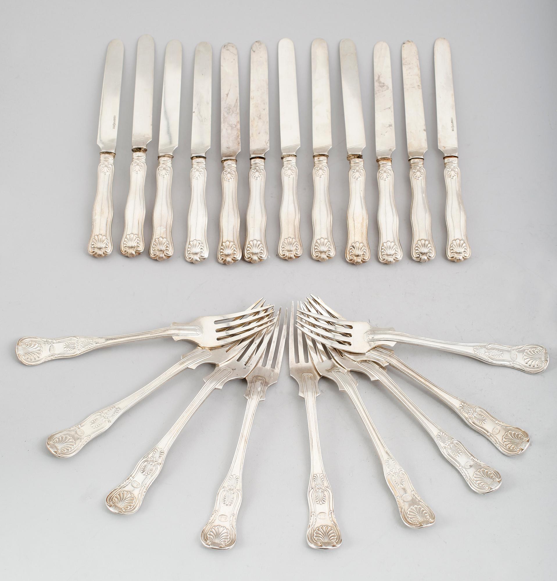 BESTICK, 21 delar, silver, modell Kings pattern, engelsk snäckmodell, GW Richter, bla 1849. Total vikt ca 1226 g.