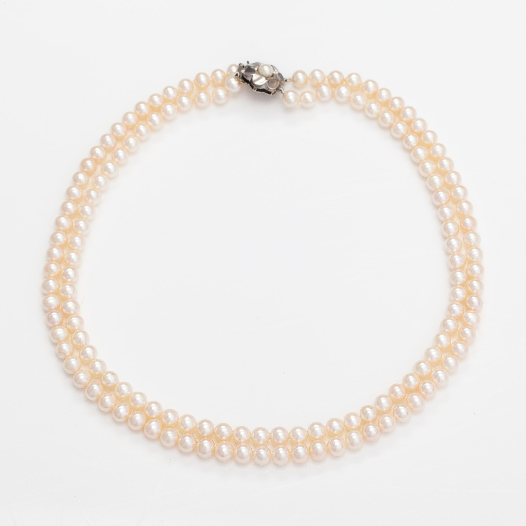 A two-strand pearl collier ja sterlinghopeaa.