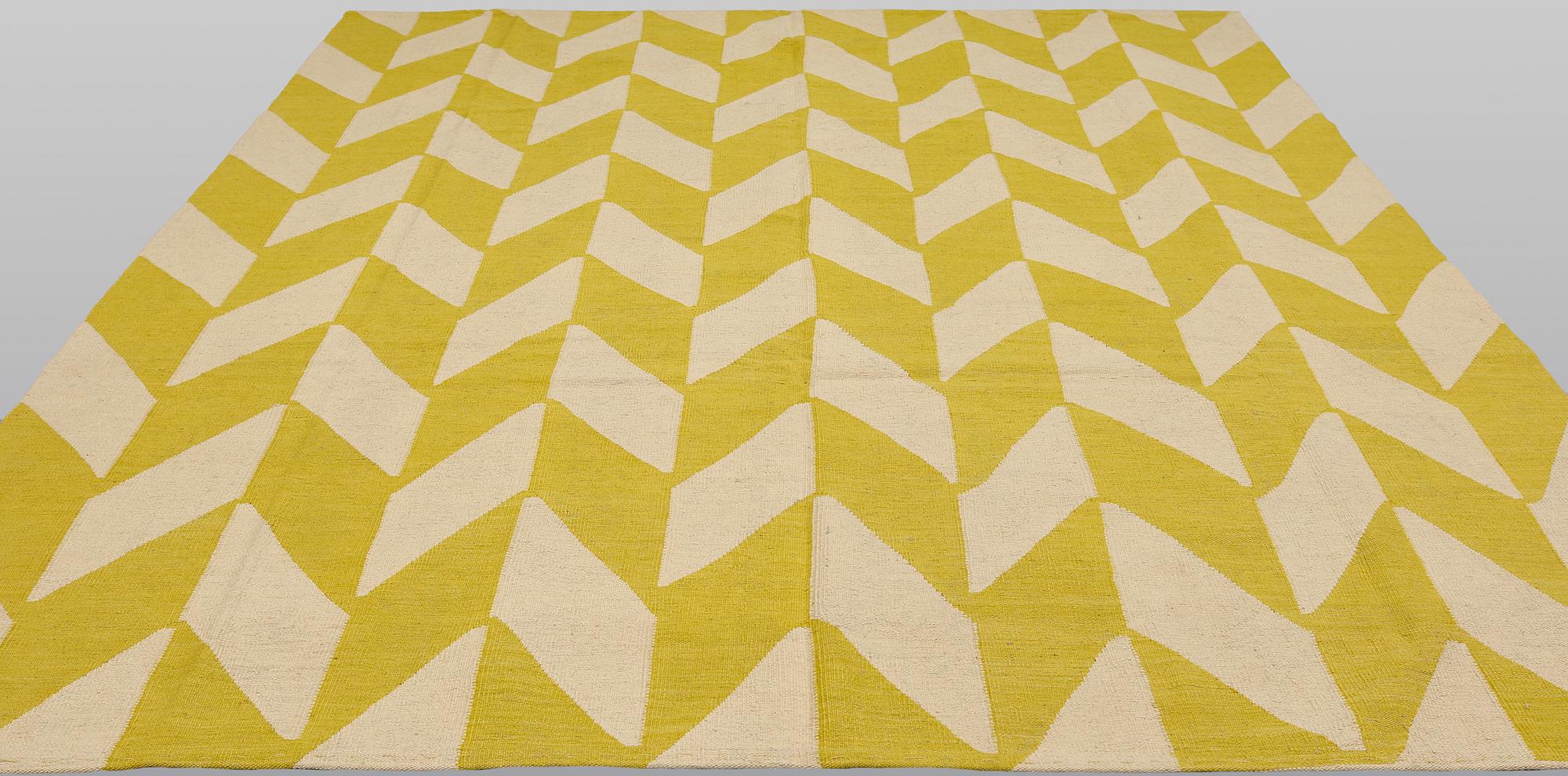 Matta, orientalisk slätväv, ca 283 x 256 cm.