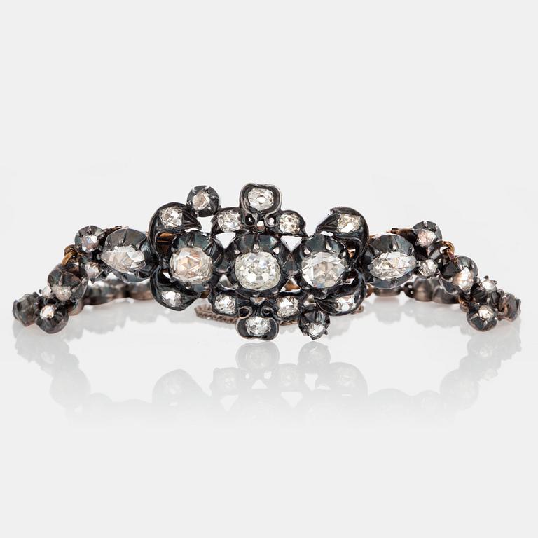 Armband med rosen- och gammalslipade diamanter.