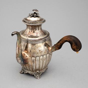 KAFFEKANNA, silver, Otto Wilhelm Kjellberg, Västerås, 1866. Vikt ca 581g.