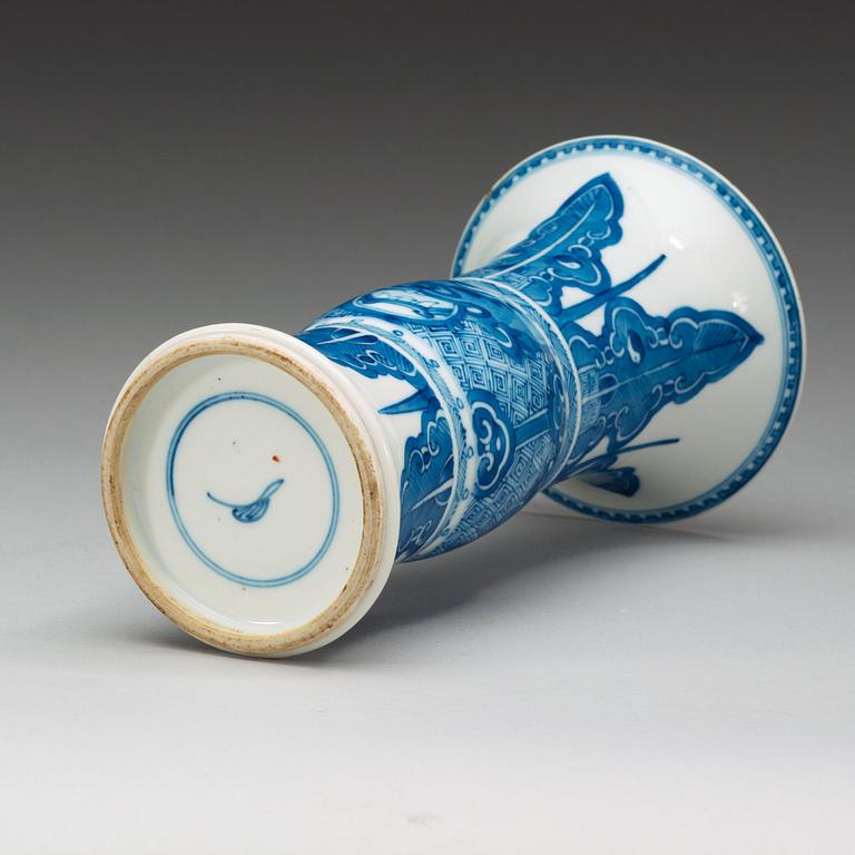 A blue and white vase, Qing dynasty, 18th Century.