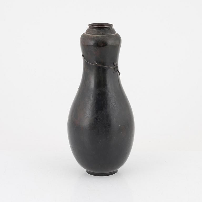 A Japanese bronze Vase, Meiji (1868-1912).