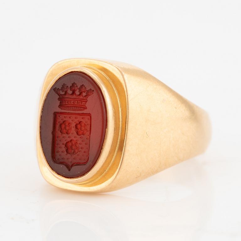 Vapenring, 18k guld och skuren karneol, för grevliga ätten von Rosen (nr. 85).