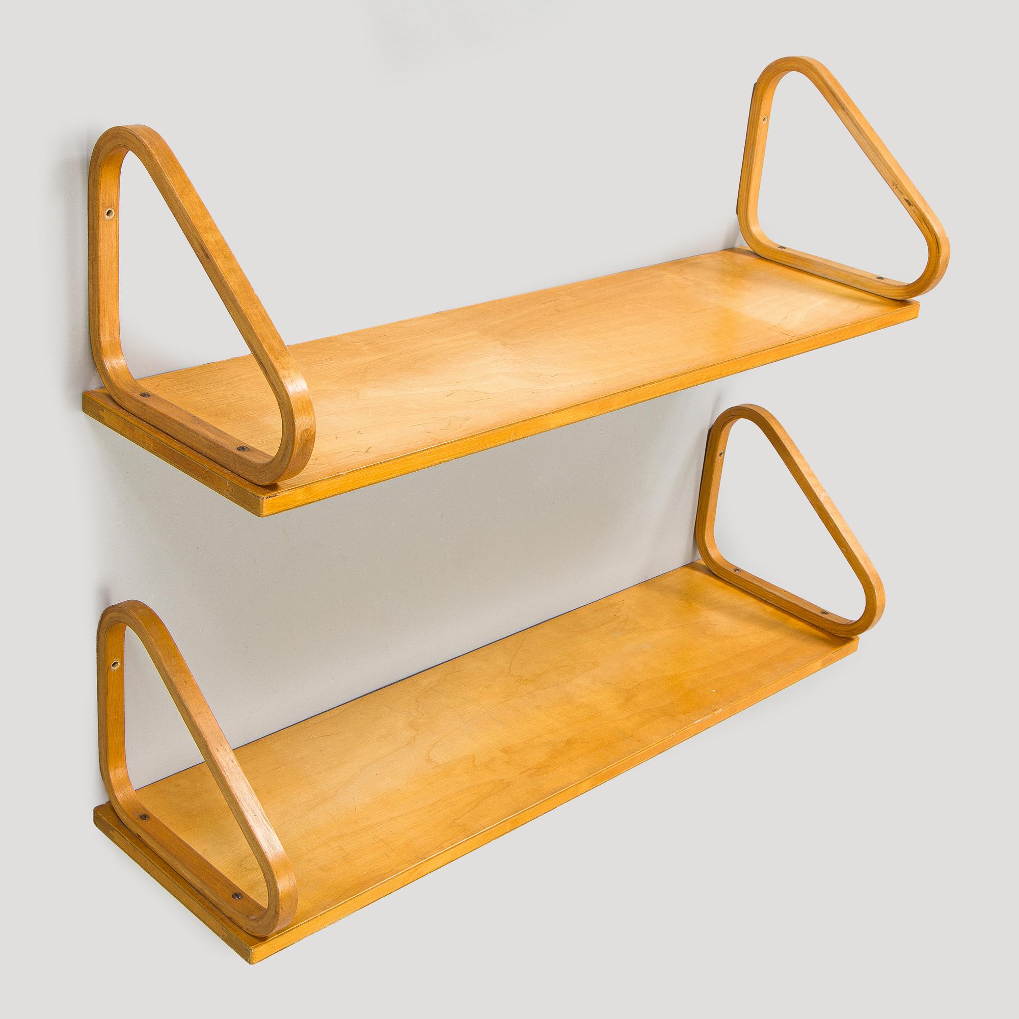 Alvar Aalto, vägghyllor, 2 st, modell 112A för O.Y. Huonekalu- ja Rakennustyötehdas A.B. 1900-talets mitt.