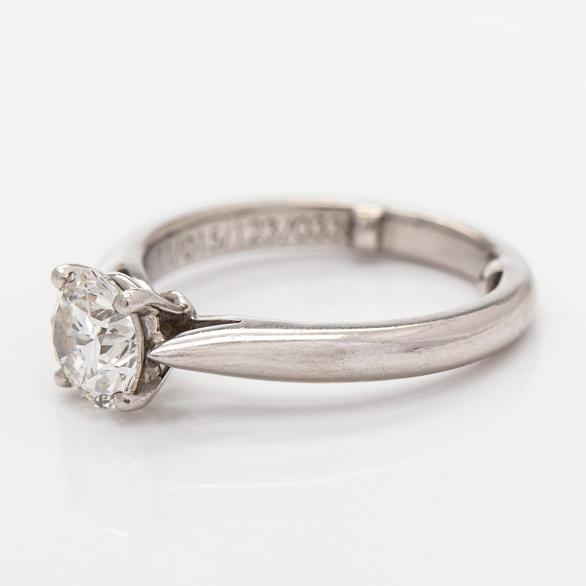Sormus, briljanttihioitettu timantti 1,01 ct, platinaa.