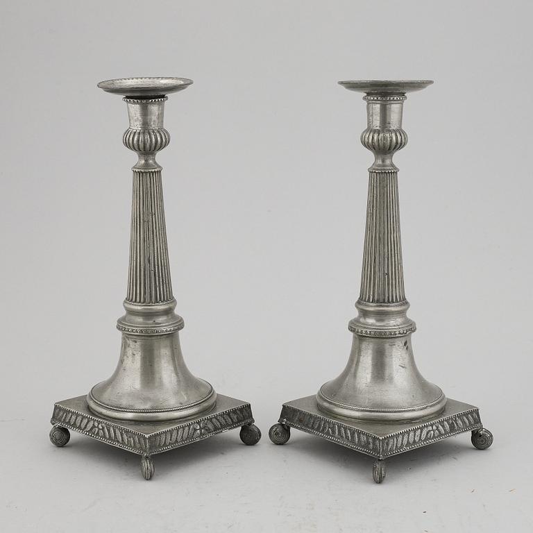 LJUSSTAKAR, ett par, tenn. Av Lars Löfgren Uppsala 1823-1873.