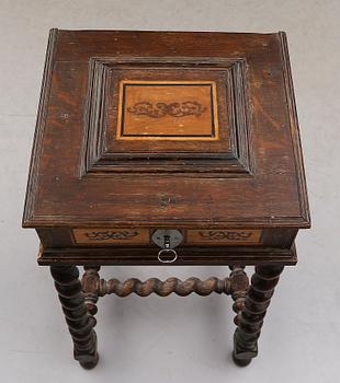 SKRIVSKRIN PÅ STÄLLNING, barock, 1700-tal.