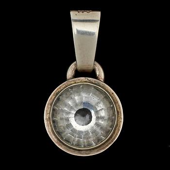 HALSLÄNK MED HÄNGE, sterlingsilver med fasettslipad bergkristall, Anders Högberg, Göteborg, 1984. Vikt 36 g.