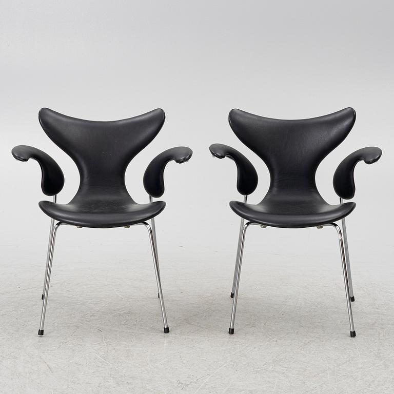 Arne Jacobsen, Armchairs a pair, "The Seagull/Lily" Fritz Hansen, 1970 and 1973.