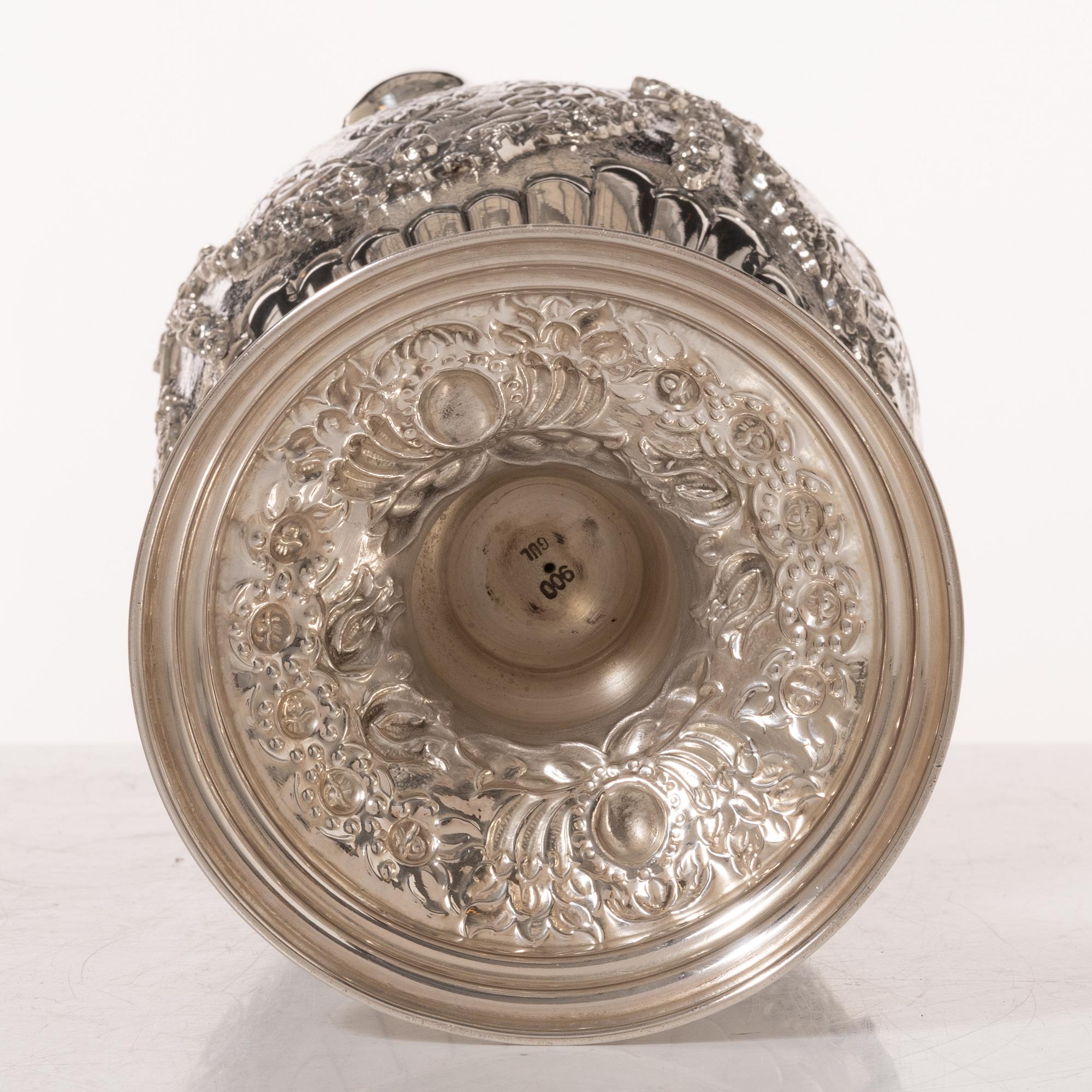A silver lided vase, Louis XVI style, 20th century.