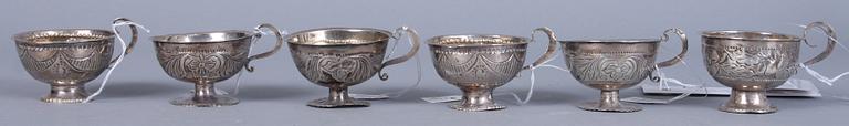 PUNSCHBÄGARE, 6 st, snarlika, silver, bl a Karlskrona, 1800-tal. 114 gram.