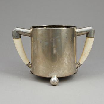 BÄGARE, silver, CG Hallberg, Stockholm, 1900. Vikt ca 1112g.