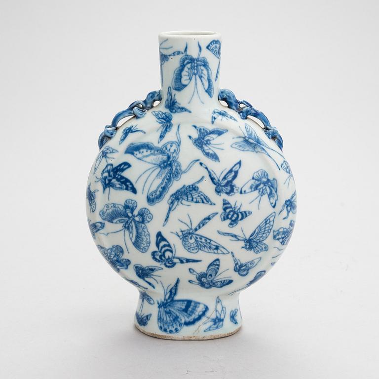 A Chinese late Qing dynasty porcelain pilgrim bottle / vase, around 1900.