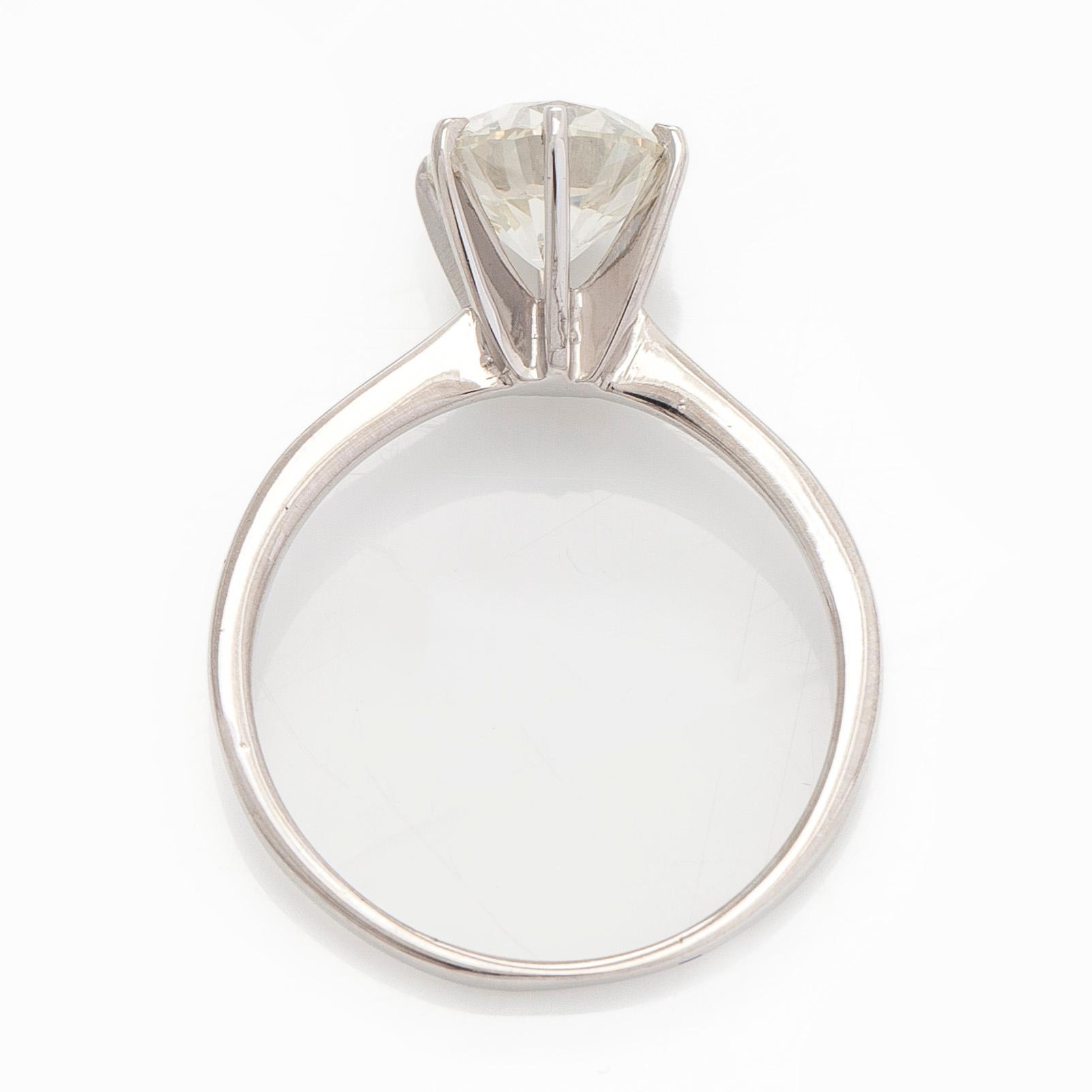 Sormus, 14K valkokultaa, ja briljanttihiottu timantti.