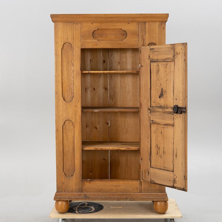 A cabinet, 18th century.