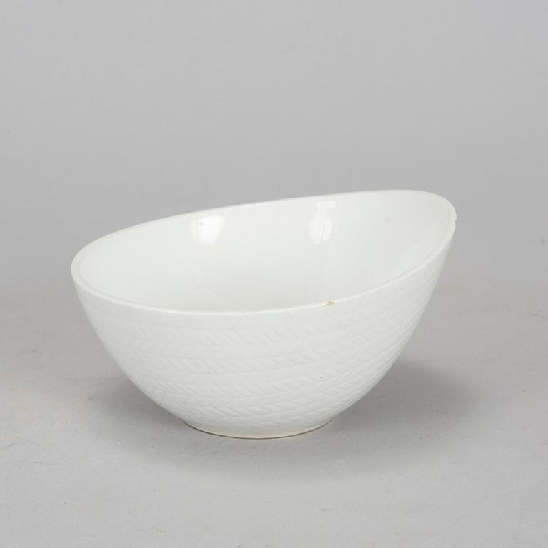 Thirty pcs of 'Blå eld' dinner service by Hertha Bengtsson.