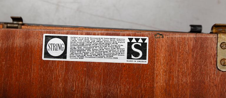 STRINGHYLLA OCH SKÅP, ca 100 delar, 1900-talets andra hälft.