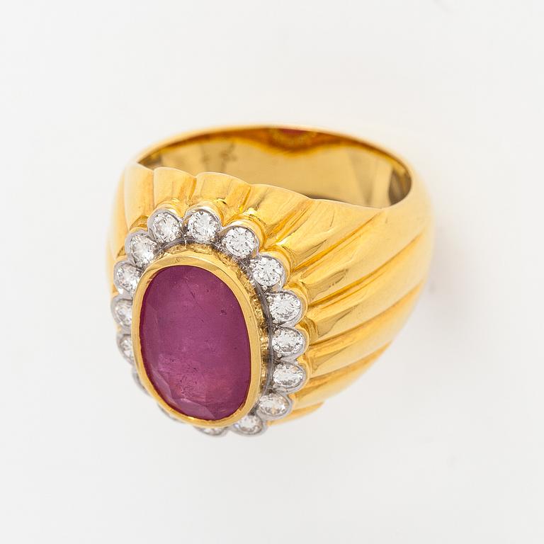 An 18K gold ring with a ruby and diamonds ca. 0.80 ct in total.