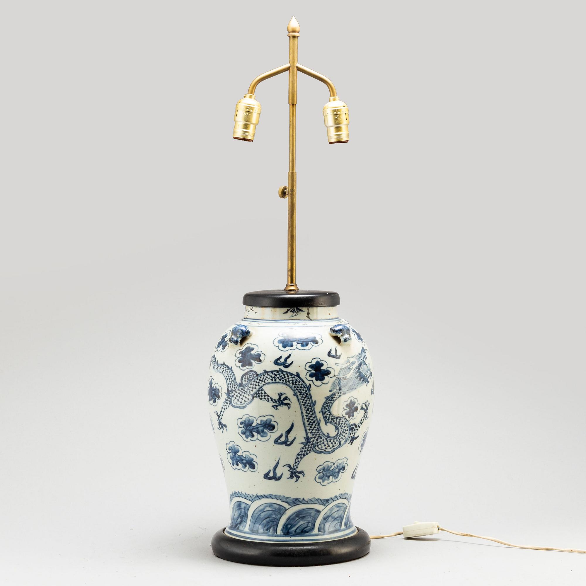 A large blue and white vase/table lamp, Qing dynasty, late 19th/ early 20th century.